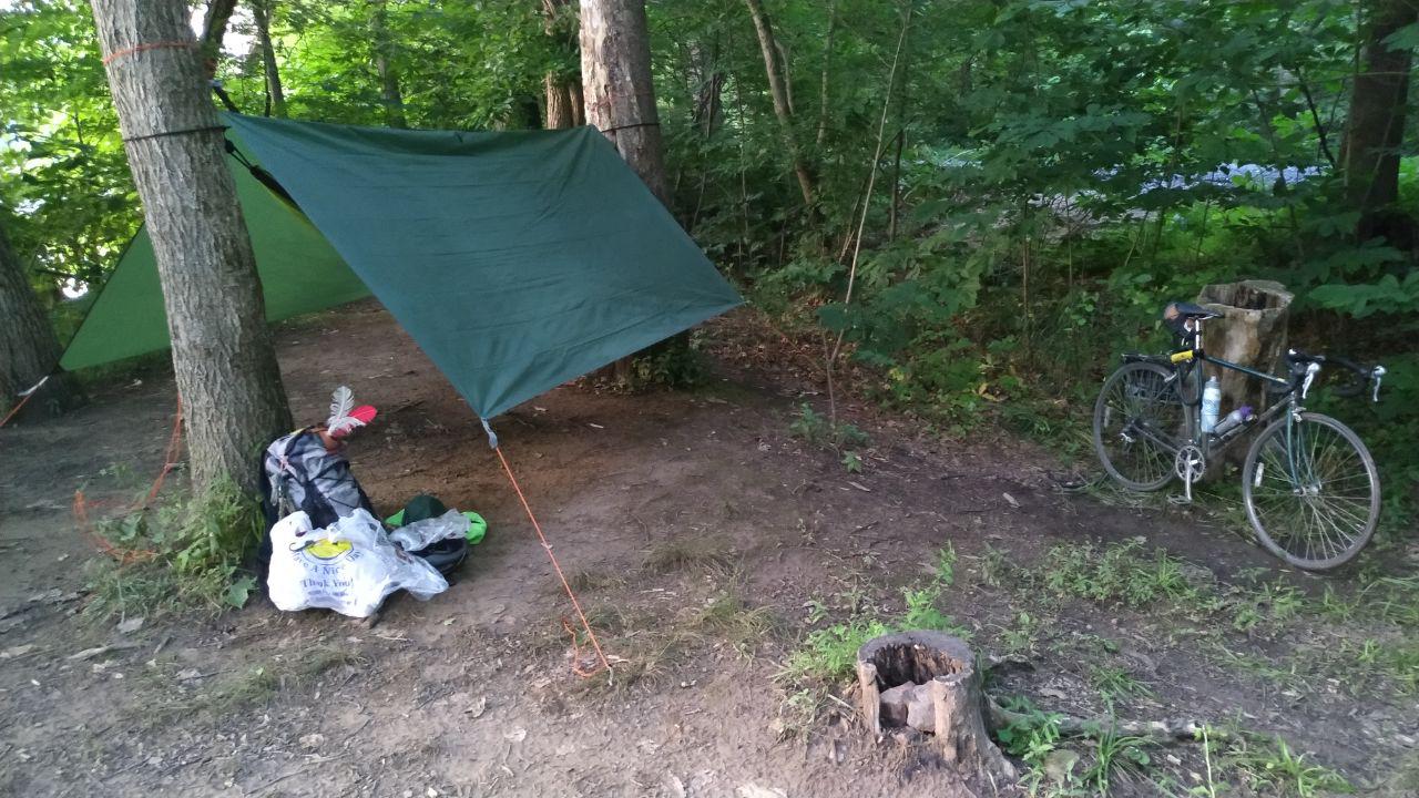 Mi campamento con una hamaca y un toldo que la cubre
